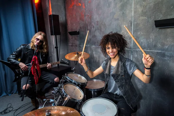 Mulher tocando bateria — Fotografia de Stock