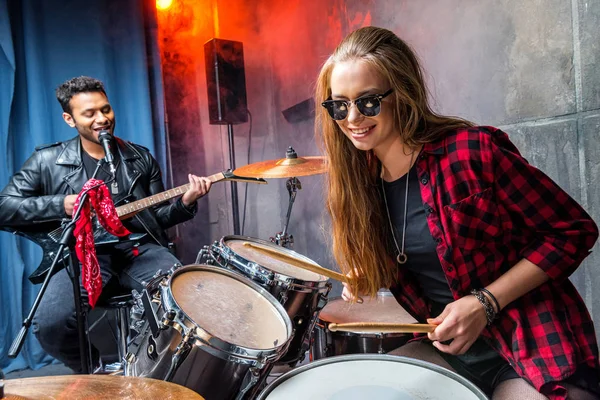 Kvinna spelar trummor — Stockfoto