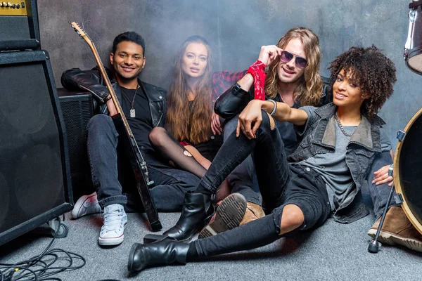 Banda de rock descansando después del ensayo — Foto de stock gratis