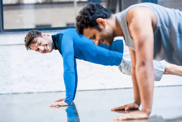 Mannen doen push-up — Stockfoto