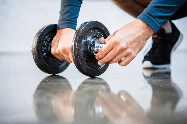 Lekkoatletycznego mężczyzna z hantle — Zdjęcie stockowe