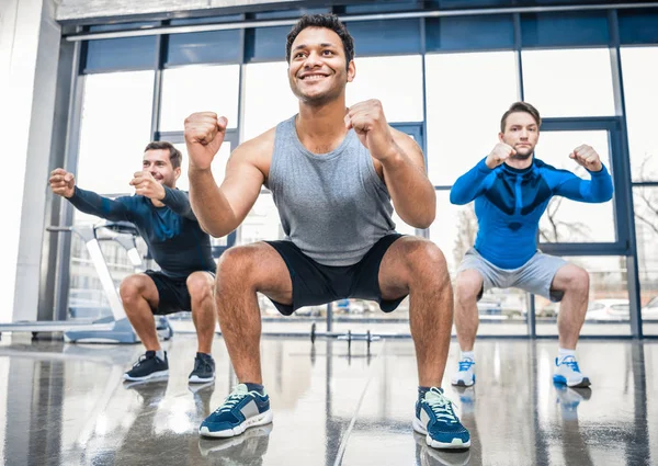 Hombres que hacen ejercicio en el centro deportivo — Foto de Stock