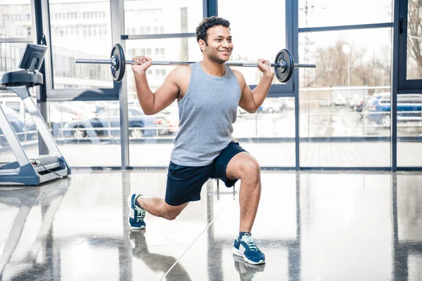 Homem treino com barbell — Fotografia de Stock