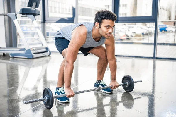 Homem treino com barbell — Fotografia de Stock