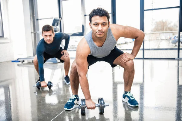 Allenamento con manubri in palestra — Foto Stock