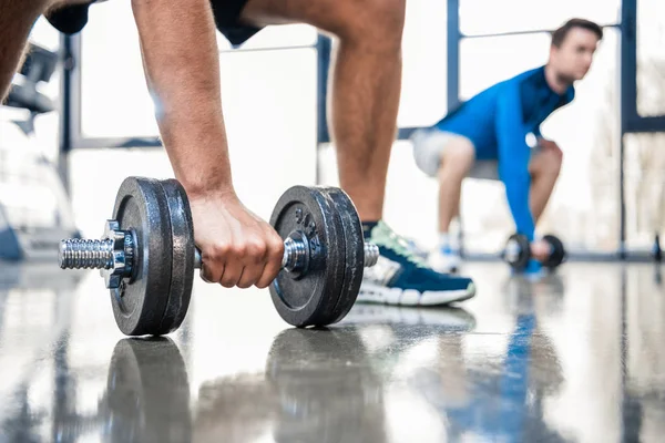 Egzersiz spor salonunda dumbbells ile — Stok fotoğraf