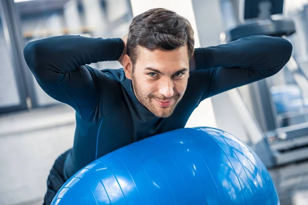 Muž cvičení na fitness míče — Stock fotografie