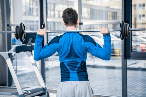 Homem treino com barbell — Fotografia de Stock