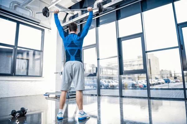 Homem treino com barbell — Fotografia de Stock