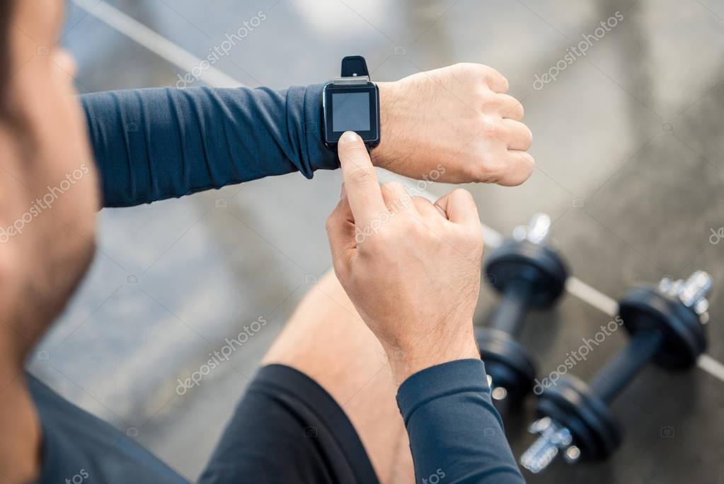 Hombre usando smartwatch en gimnasio — Foto de stock © DmitryPoch - Main Image