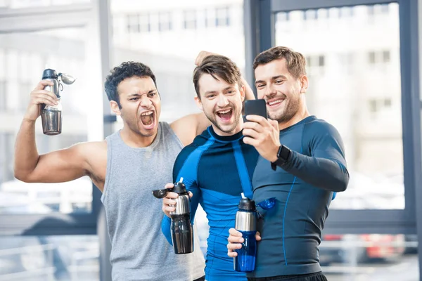 Amigos felizes no clube desportivo — Fotografia de Stock