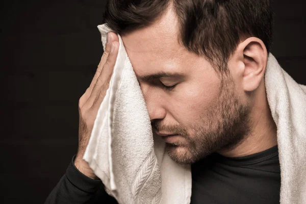 Sportman afvegen gezicht — Stockfoto