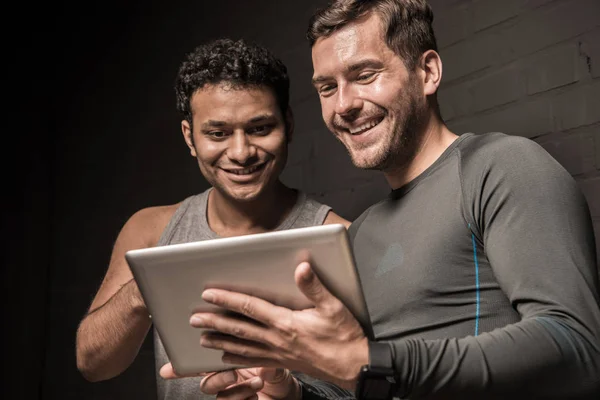 Mężczyźni za pomocą komputera typu tablet — Zdjęcie stockowe