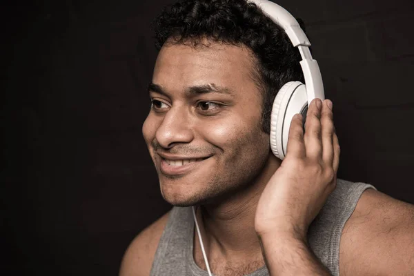 Az ember hallgat zenét a fejhallgatót — Stock Fotó