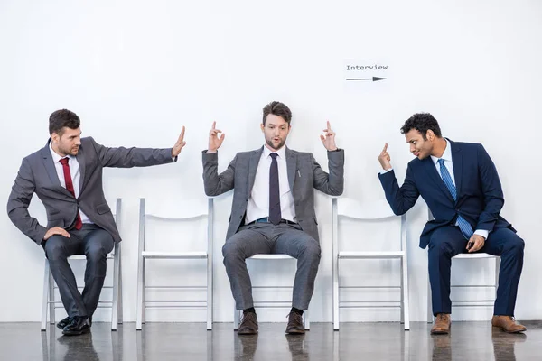 Hombres de negocios esperando una entrevista — Foto de Stock