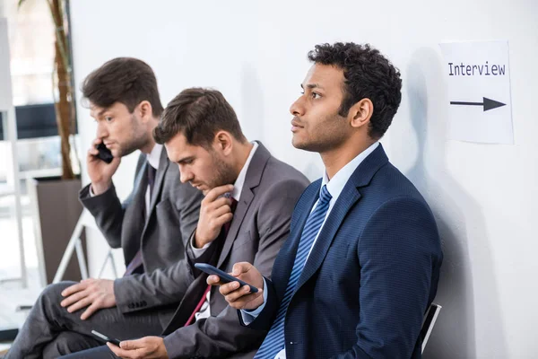 Hombres de negocios esperando una entrevista — Foto de Stock