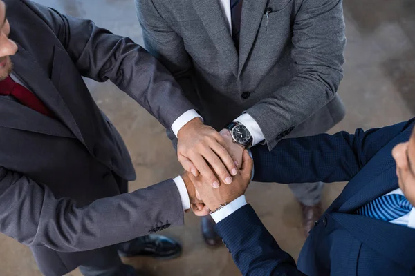 Företagare stapling händer — Stockfoto