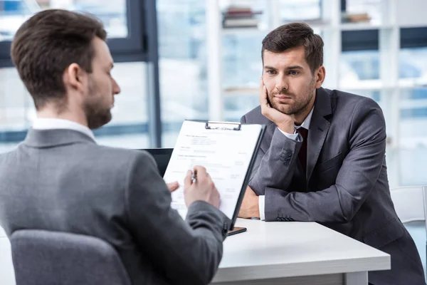 Affärsmän på anställningsintervju — Stockfoto