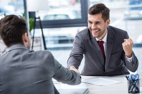 Geschäftsleute schütteln Hände — Stockfoto