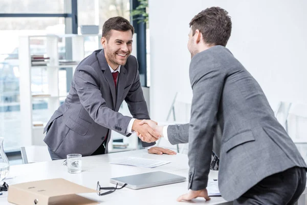 Affärsmän skakar hand — Stockfoto