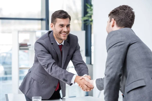 Zakenmensen schudden elkaar de hand — Stockfoto