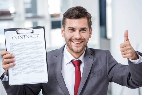 Empresário titular de contrato — Fotografia de Stock