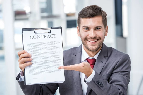 Empresário titular de contrato — Fotografia de Stock