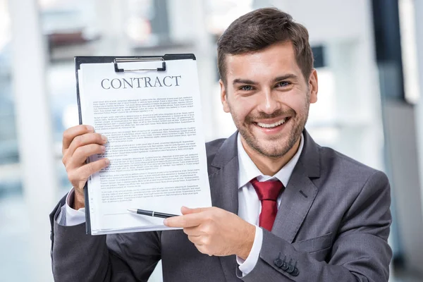 Empresário titular de contrato — Fotografia de Stock