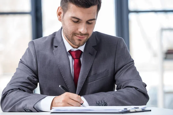 Businessman signing contract — Stock Photo, Image