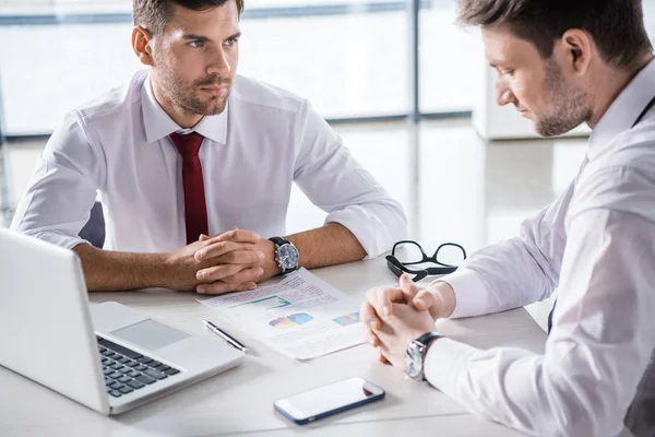 Homens de negócios discutindo gráficos — Fotografia de Stock