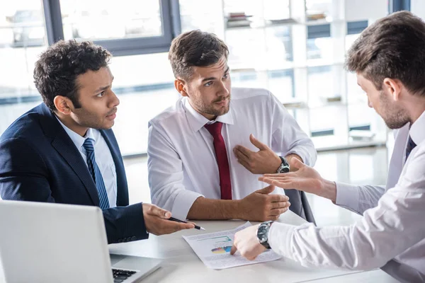 Businessmen discussing charts — Stock Photo, Image