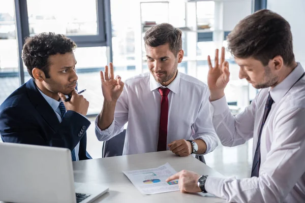 Hombres de negocios discutiendo cartas — Foto de Stock