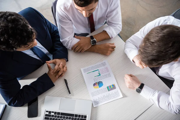 Zakenlieden bespreken van grafieken — Stockfoto