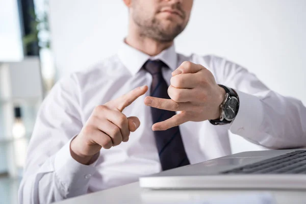 Geschäftsmann zählt an den Fingern — Stockfoto