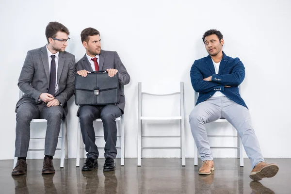 Affärsmän sitter på stolar — Stockfoto