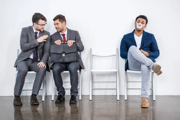 Zakenlieden zitten op stoelen — Stockfoto