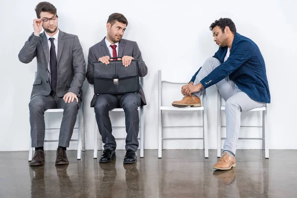 Biznesmenów siedząc na krzesłach — Zdjęcie stockowe