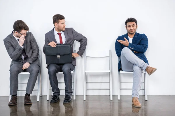 Biznesmenów siedząc na krzesłach — Zdjęcie stockowe