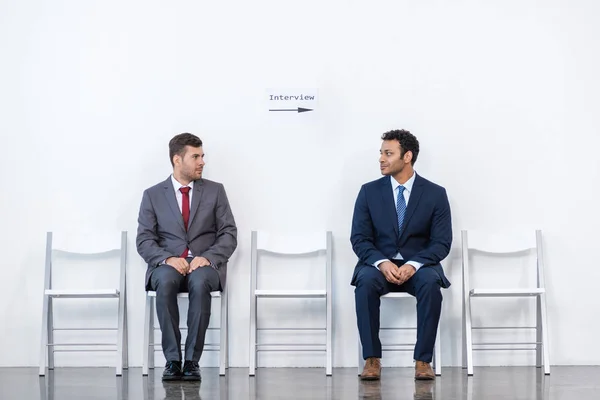 Empresários sentados em cadeiras — Fotografia de Stock