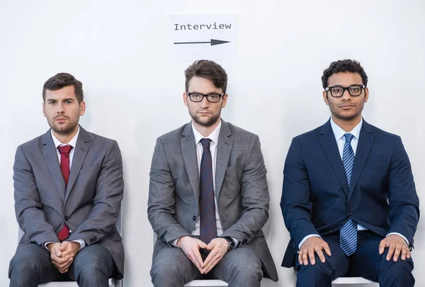 Empresários sentados em cadeiras — Fotografia de Stock