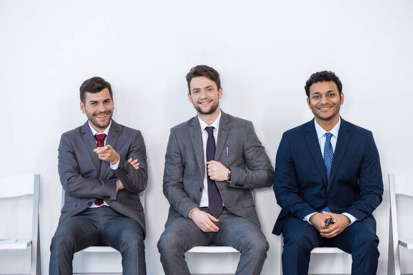 Empresarios sentados en sillas — Foto de Stock