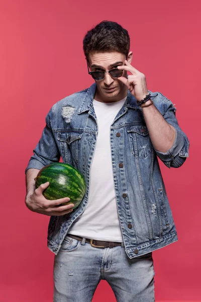 Pria santai memegang semangka — Stok Foto
