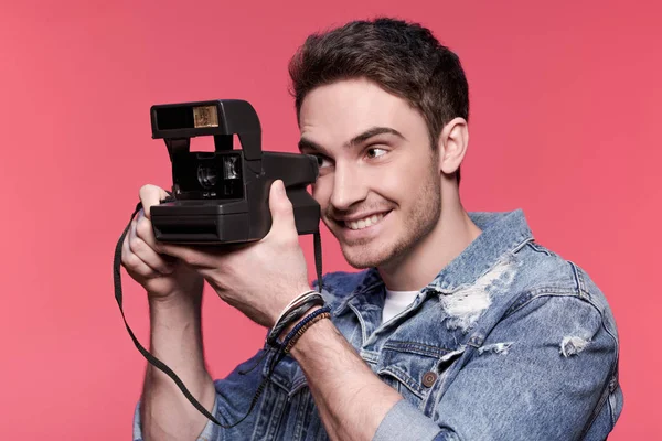 Casual man using vintage camera — Free Stock Photo