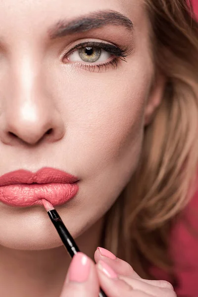 Mujer haciendo maquillaje con cepillo de labios — Foto de Stock