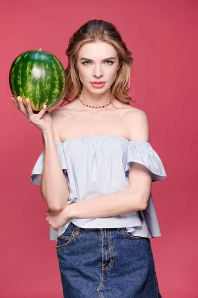 Schöne Frau mit Wassermelone — kostenloses Stockfoto