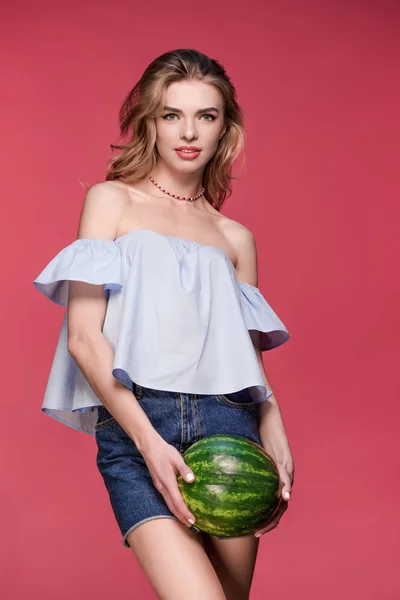 Gyönyörű nő gazdaság görögdinnye — Stock Fotó