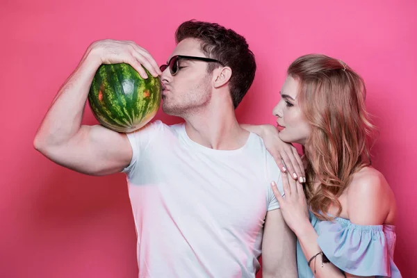 Casal jovem com melancia — Fotografia de Stock