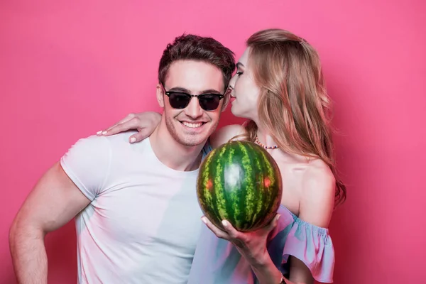 Casal jovem com melancia — Fotografia de Stock