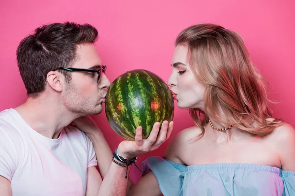 Unga par med vattenmelon — Stockfoto