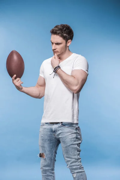 Joven con pelota de rugby — Foto de Stock